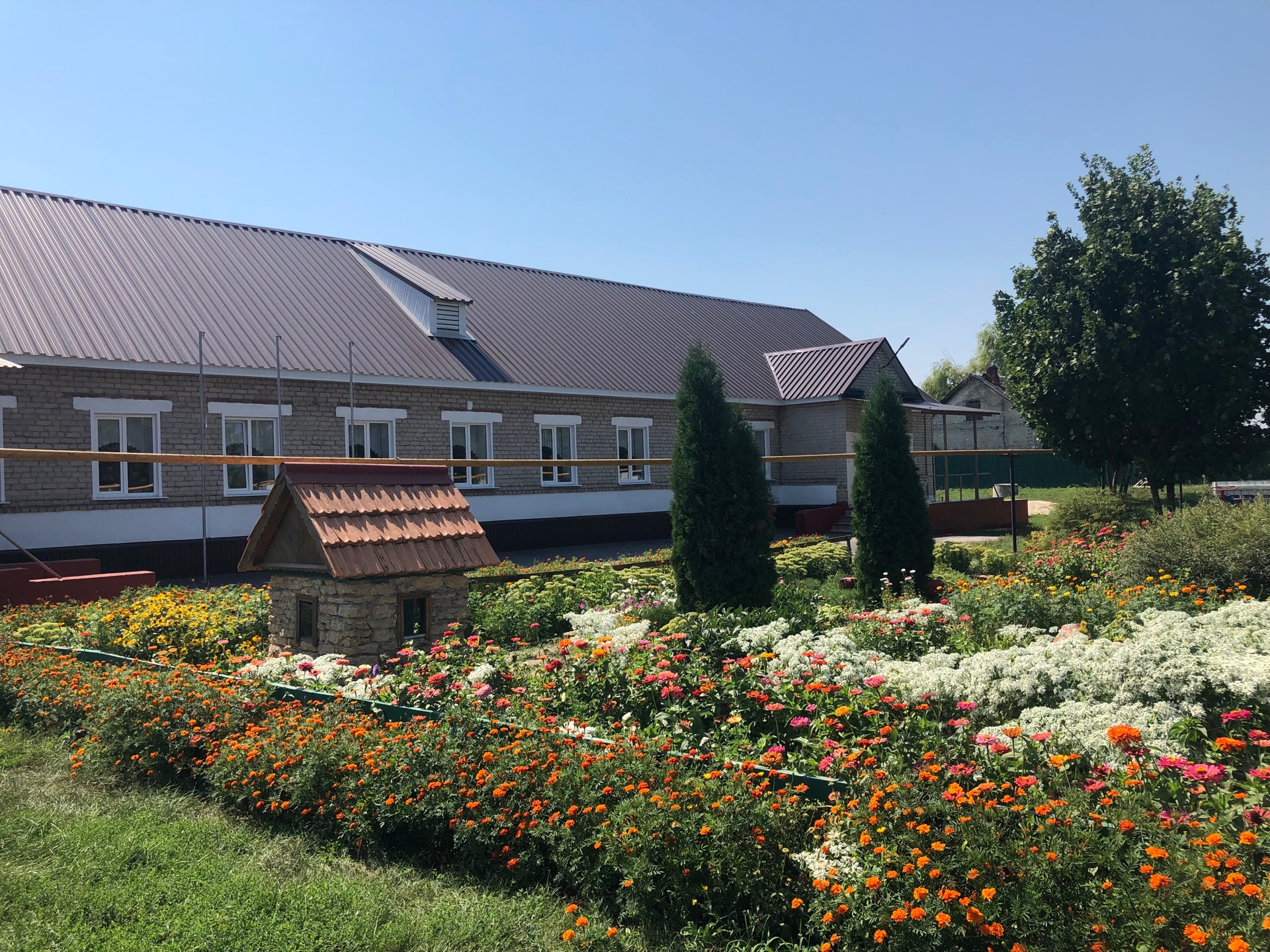 первое здание школы.
